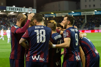 Los jugadores del Eibar celebran el gol de Adrián. (Gorka RUBIO / ARGAZKI PRESS)