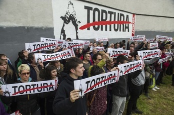 Comparecencia contra la tortura el pasado jueves en Burlata. (Jagoba MANTEROLA/ARGAZKI PRESS)