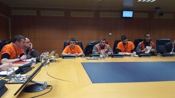 Representantes de la plantilla de Arcelor, en el Parlamento de Gasteiz. (@ikercasanova)