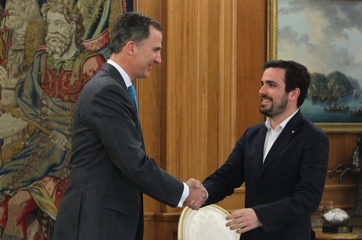 El monarca español y Alberto Garzón se saludan. (CASAREAL.ES)