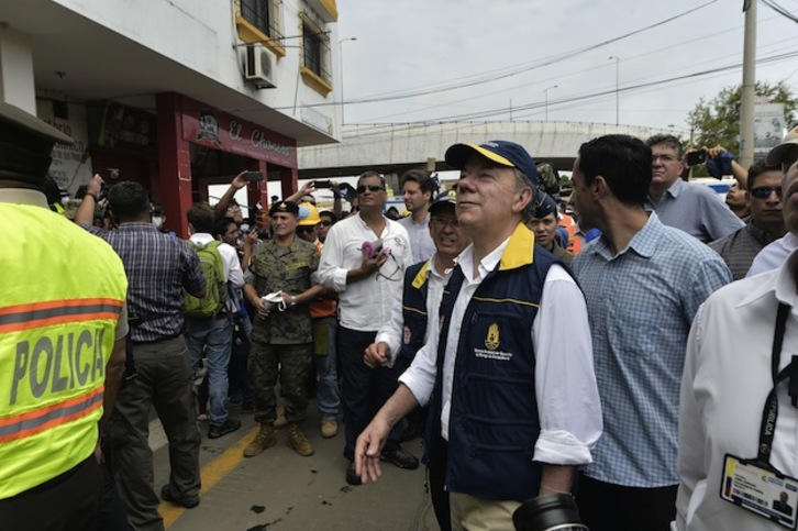 El presidente de Colombia, Juan Manuel Santos, en su visita el domingo a las zonas de Ecuador afectadas por el terremoto. (Rodrigo BUENDIA / AFP)