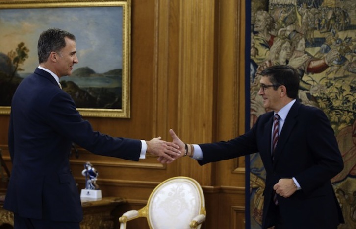 Patxi López se saluda con el monarca español. (Ángel DÍAZ / AFP)