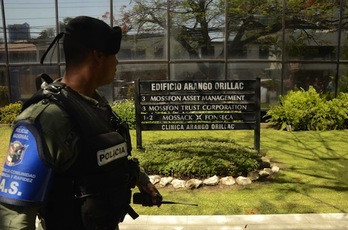 Un policía custodia el acceso al bufete Mossack Fonseca. (Edd GRIMALDO/AFP)