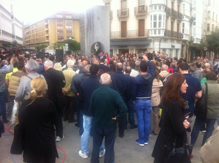 Pedro Sánchez e Idoia Mendia, de mitin en plena calle en Gasteiz. (@gara_iiriondo)