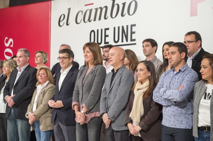 Idoia Mendia y los candidatos del PSE, en un acto electoral del pasado diciembre. (Marisol RAMÍREZ / ARGAZKI PRESS)