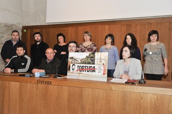 La familia Zabalza ha comparecido junto al alcalde de Agoitz, Unai Lako. (Idoia ZABALETA/ARGAZKI PRESS)