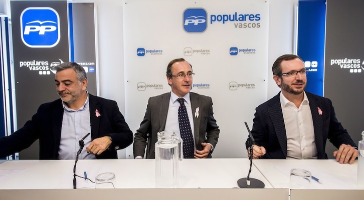 Alfonso Alonso y Javier Maroto, junto a Javier de Andrés. (Jaizki FONTANEDA/ARGAZKI PRESS)