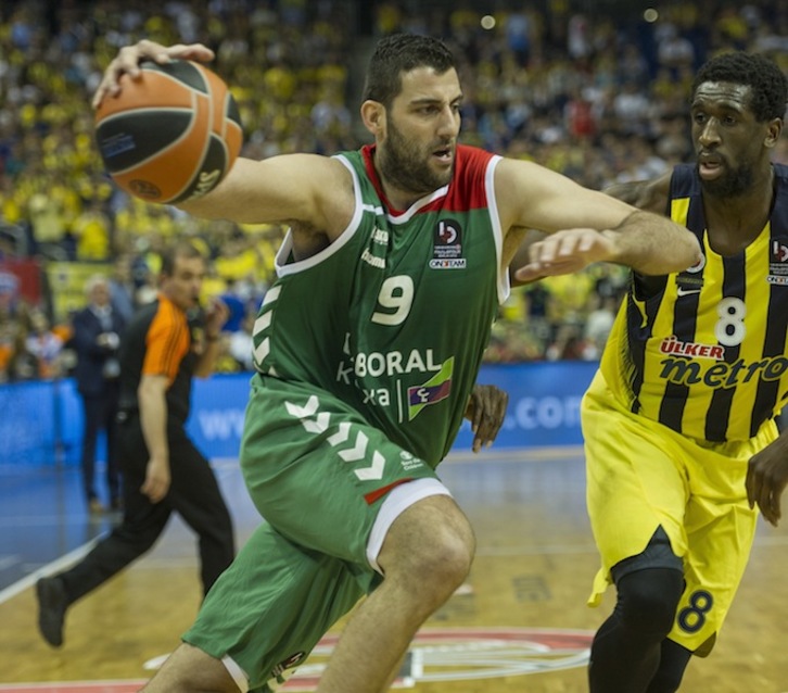 Bourousis busca la canasta turca. (Juanan RUIZ / ARGAZKI PRESS) 