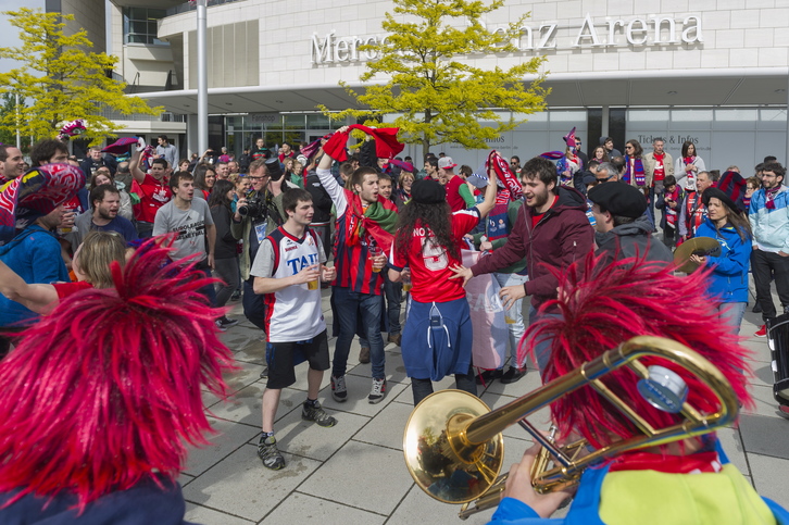 Baskonia zaleak Berlingo kaleak girotzen. (Juanan RUIZ / ARGAZKI PRESS)