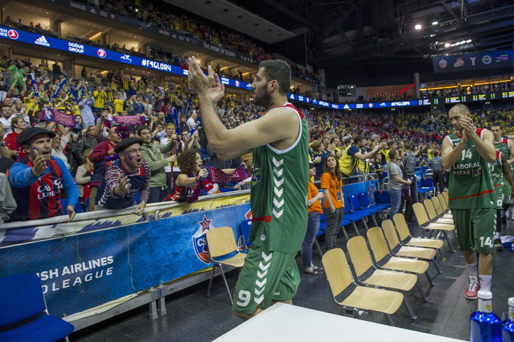 Los jugadores del Baskonia agradecen ael apoyo a los aficionados. (Juanan RUIZ / ARGAZKI PRESS)