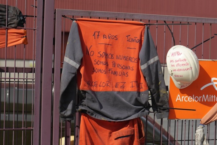 Buzos y cascos colgados en la verja exterior de Arcelor en Zumarraga. (Gotzon ARANBURU / ARGAZKI PRESS)