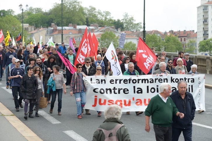 Lan erreformaren aurka manifestazioa Baionan. (Isabelle MIQUELESTORENA)