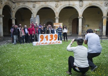 Erain Debagoienak sustatutako sinadura bilketaren balorazioa egiteko agerraldia, Oñatin. (Marisol RAMIREZ/ARGAZKI PRESS)