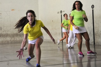 Unas pelotaris jugando en la Mañueta. (Idoia ZABALETA/ARGAZKI PRESS)