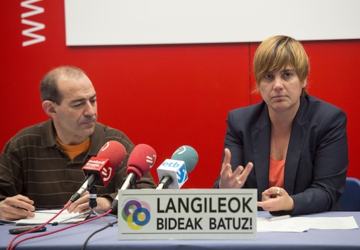 Rafa Izquierdo y Ainhoa Etxaide han presentado el informe. (Monika DEL VALLE / ARGAZKI PRESS)