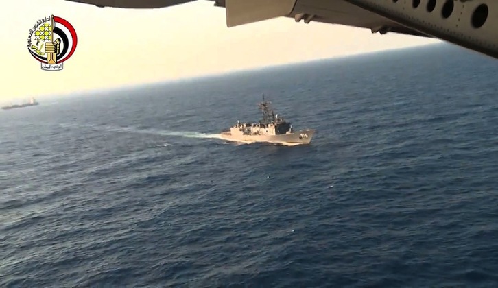 Una patrullera del Ejército egipcio realiza labores de rastreo en el Mediterráneo. (AFP)