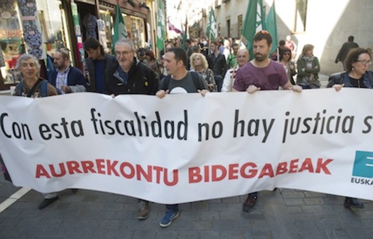 Delegados de ELA, en la manifestación. (Jagoba MANTEROLA/ARGAZKI PRESS)