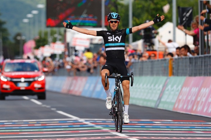 Mikel Nieve, helmugan garaipena ospatzen. (Luk BENIES/AFP) 