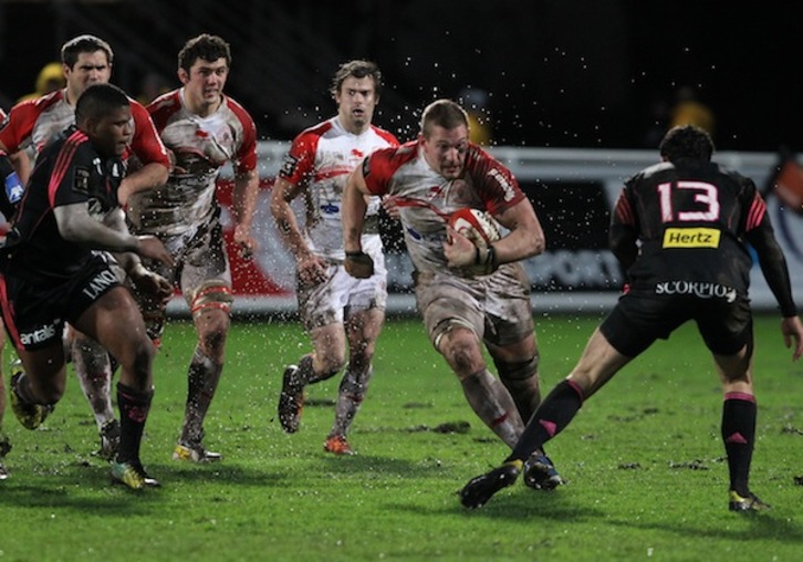 Imanol Harinordoquy corre con el balón en su última campaña con el Biarritz Olympique. (Bob EDME)