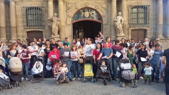 Los padres y madres ante el Ayuntamiento (@MartxeloDiaz)