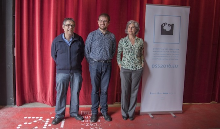 Paul Bilbao (Kontseilua), Xabier Paya (Donostia 2016) eta Ane Ortega (Europako Foroaren koordinatzailea), abenduko hitzorduen aurkezpenean. (Andoni CANELLADA/ARGAZKI PRESS)