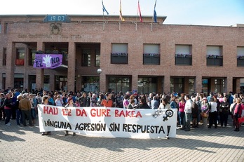 Concentración ante el Ayuntamiento de Barañain. (Iñigo URIZ / ARGAZKI PRESS)