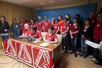 Integrantes de la plataforma y electos, hoy en Iruñea. (Iñigo URIZ/ARGAZKI PRESS)