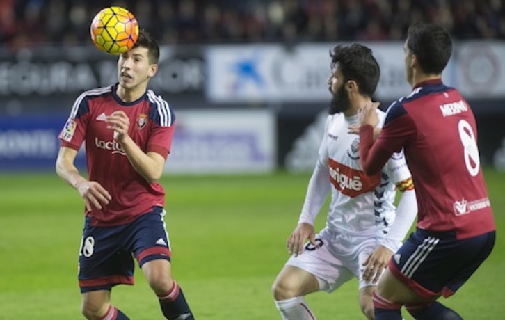 Jugada del partido disputado por Osasuna y Nàstic. (Jagoba MANTEROLA/ARGAZKI PRESS)