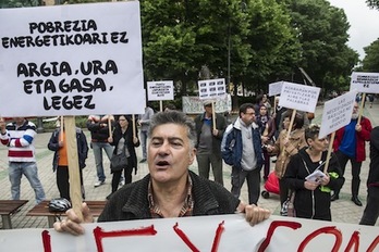 Un momento de la concentración ante el Parlamento. (Jagoba MANTEROLA/ARGAZKI PRESS)