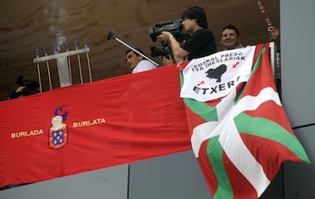 Imagen del txupinazo de fiestas de Burlata. (Jagoba MANTEROLA/ARGAZKI PRESS)