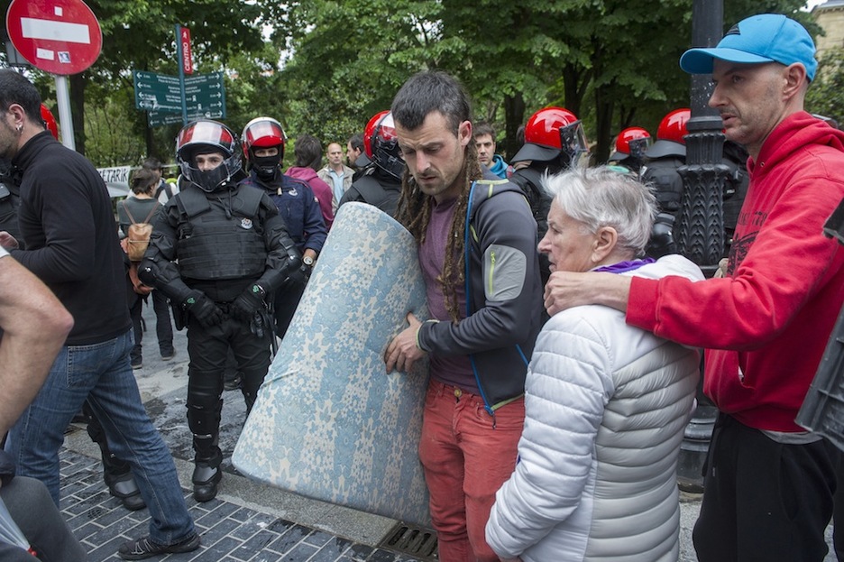 Adin guztitako jendea bildua zegoen Gipuzkoa plazan. (Jon URBE / ARGAZKI PRESS)