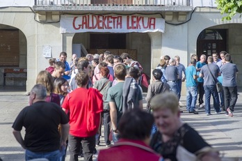 Colas ayer en Idiazabal para votar por adelantado. (Juan Carlos RUIZ / ARGAZKI PRESS)