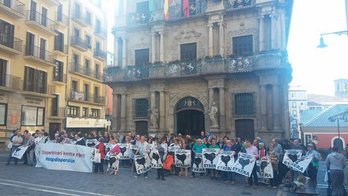 Concentración frente al Ayuntamiento de Iruñea durante el pleno. (@EtxeratElkartea)