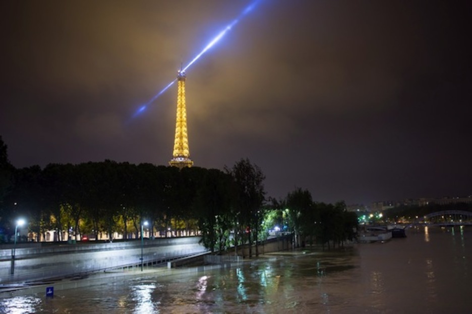 La torre Eiffel, con el Sena crecido. (Laurent KALFALA/AFP)