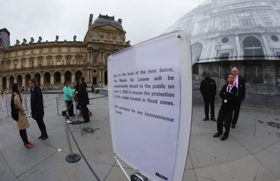 El Museo del Louvre permanece cerrado este viernes para poner a salvo sus obras, ya que está en terreno inundable. (Joel SAGET/AFP)