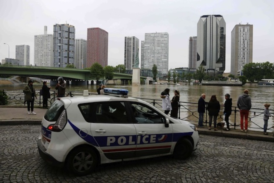 La Policía vigila el estado del río. (Ludovic MARIN/AFP)