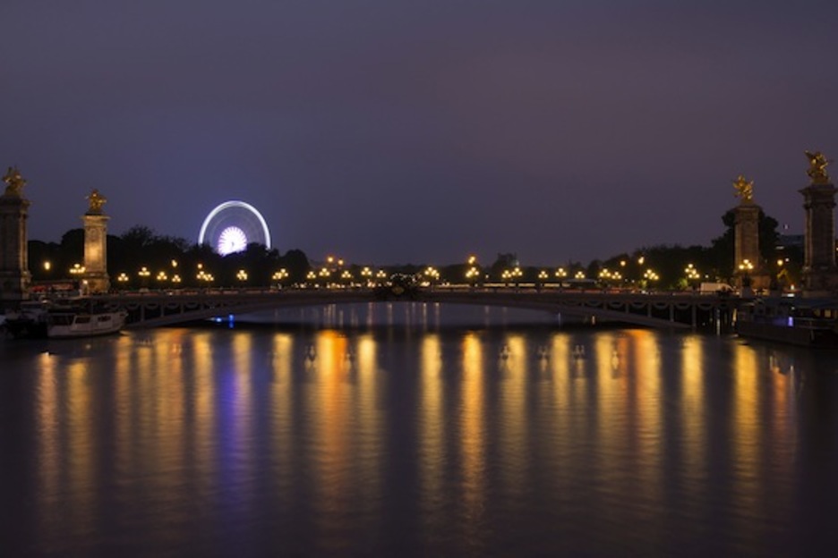 Vistosa postal nocturna de París. (Laurent KALFALA/AFP)