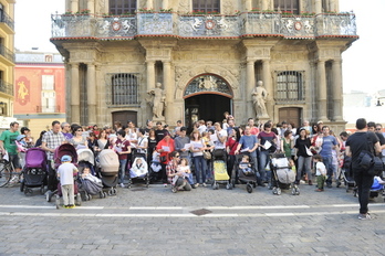 Padres y madres defendiendo los cambios en escuelas infantiles. (Idoia ZABALETA / ARP)