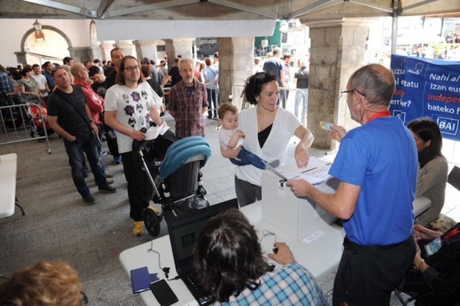 Numerosas personas han acudido a votar. (Gorka RUBIO / ARGAZKI PRESS)