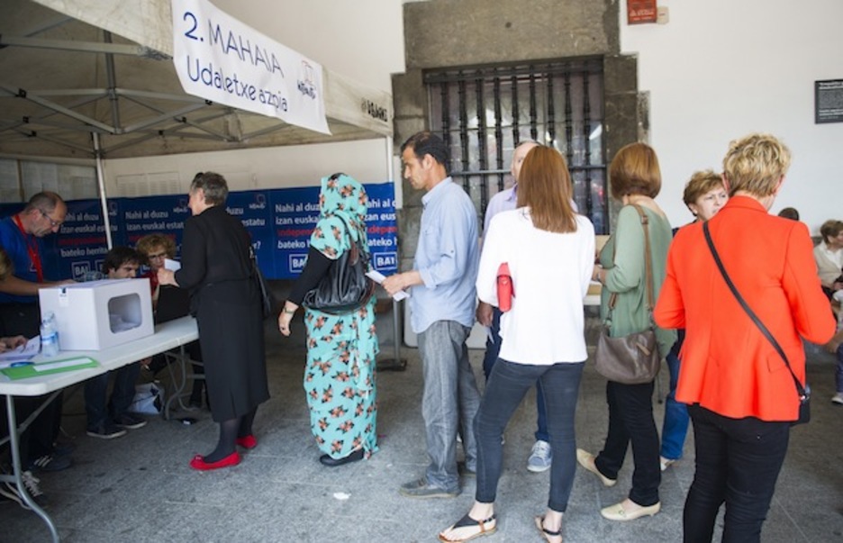 Votando en Azpeitia. (Gorka RUBIO / ARGAZKI PRESS)