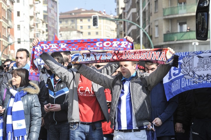 Osasuna eta Alaveseko zaleak, elkarrekin azken derbian. (Idoia ZABALETA / ARGAZKI PRESS)