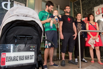 Padres y madres que han hecho la matrícula, ante el Defensor. (Iñigo URIZ / ARGAZKI PRESS)