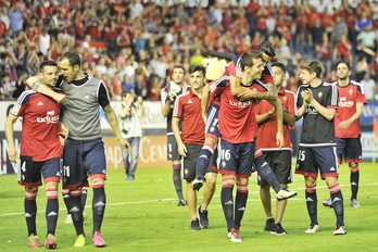 Los jugadores dieron una vuelta al campo al finalizar el encuentro. 