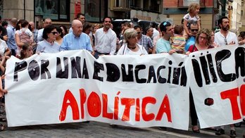 Íñigo Alli (UPN), Javier García (PP) y Ramón Romero (Ciudadanos), en la concentración "apolítica" (@otroprisma1)