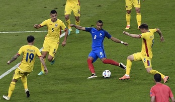 Payet, rodeado de rivales, se dispone a disparar para anotar el 2-1. (Miguel MEDINA / AFP)