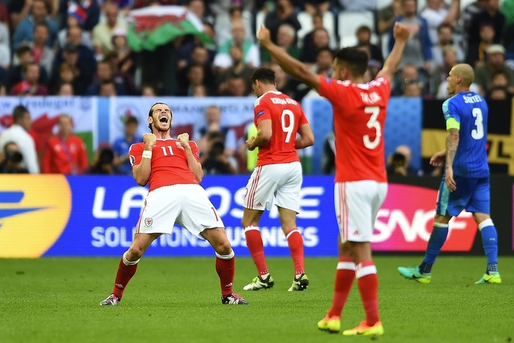 Gareth Bale celebra la victoria  de Gales. (Nicolas TUCAT / AFP)