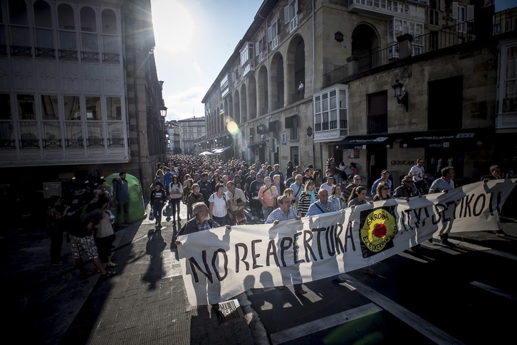 Miles de personas reclaman el cierre definitivo de Garoña en Gasteiz. (Jaizki FONTANEDA / ARGAZKI PRESS)