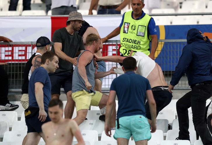 Incidentes entre seguidores rusos e ingleses en el interior del estadio. (Valery HACCHE / AFP)