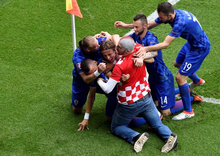 Los croatas celebran el gol de Modric. (Philippe LOPEZ / AFP)