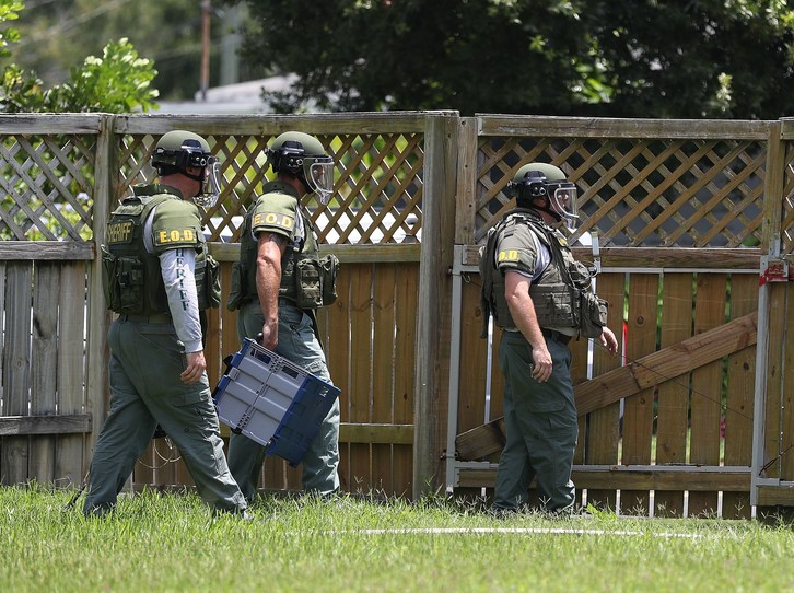 Unidades epeciales buscan explosivos en los alrededores de la casa en la que residía el autor del ataque. (Joe RAEDLE / AFP)